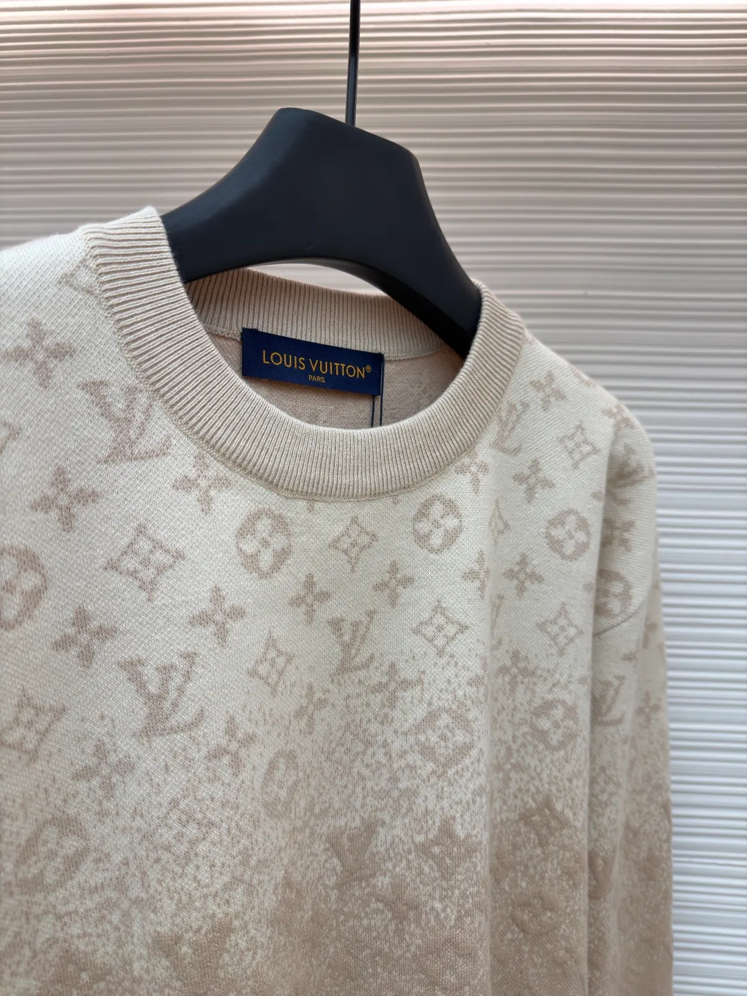 LOUIS VUITTON letter gradient jacquard sweater ●Original version: purchased and developed for 13200 ●Item number: 1682320-B65 ●Fabric: cotton fabric ●Technology: knitted jacquard production ●Color: khaki gradient ●Version: fitted version ●Weight: about 590 grams ●Size: S-M-L-XL ●Description: This Louis Vuitton beige knitted sweater is made of Australian merino wool and mulberry silk blended yarn, woven on a 24-needle precision computerized flat knitting machine. The base is a delicate jersey structure, which combines the warmth of wool with the smooth touch of silk. The body of the garment uses a combination of jacquard + gradient dyeing and finishing processes. The upper part is woven with a classic Monogram pattern using three-dimensional jacquard technology. The pattern height is accurate to 0.3 mm. The lower part uses a segmented dip-dyeing process to achieve a beige gradient effect from light to dark. The dye is a plant-based environmentally friendly dye, which is not easy to fade after color fixation. The collar, cuffs and hem are all made of double-layer ribbing technology, which is highly resistant to deformation after pre-shrunk treatment. The shoulders are seamlessly integrated to reduce friction when wearing. The overall micro-profile tailoring and side seam invisible slits ensure a crisp silhouette while increasing the freedom of movement. Each process is hand-checked by the brand to ensure the quality of details. The overall wiring is straight and delicate, the fabric is comfortable and soft, and the color is consistent without color difference. It can be matched with the same style to create a fashionable look and control various occasions. Customized accessories, complete with three standards, same style for men and women!
